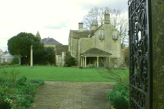 155.2026-03-25-to-27-Wiltshire-3-Day-Break.-155-The-Courts-Garden-NT-1-